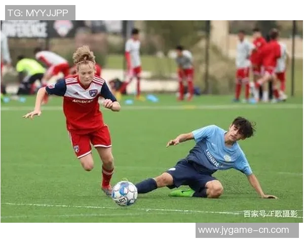 《绿茵场上的爱情奇迹两位足球巨星的心动时刻与命运交织》